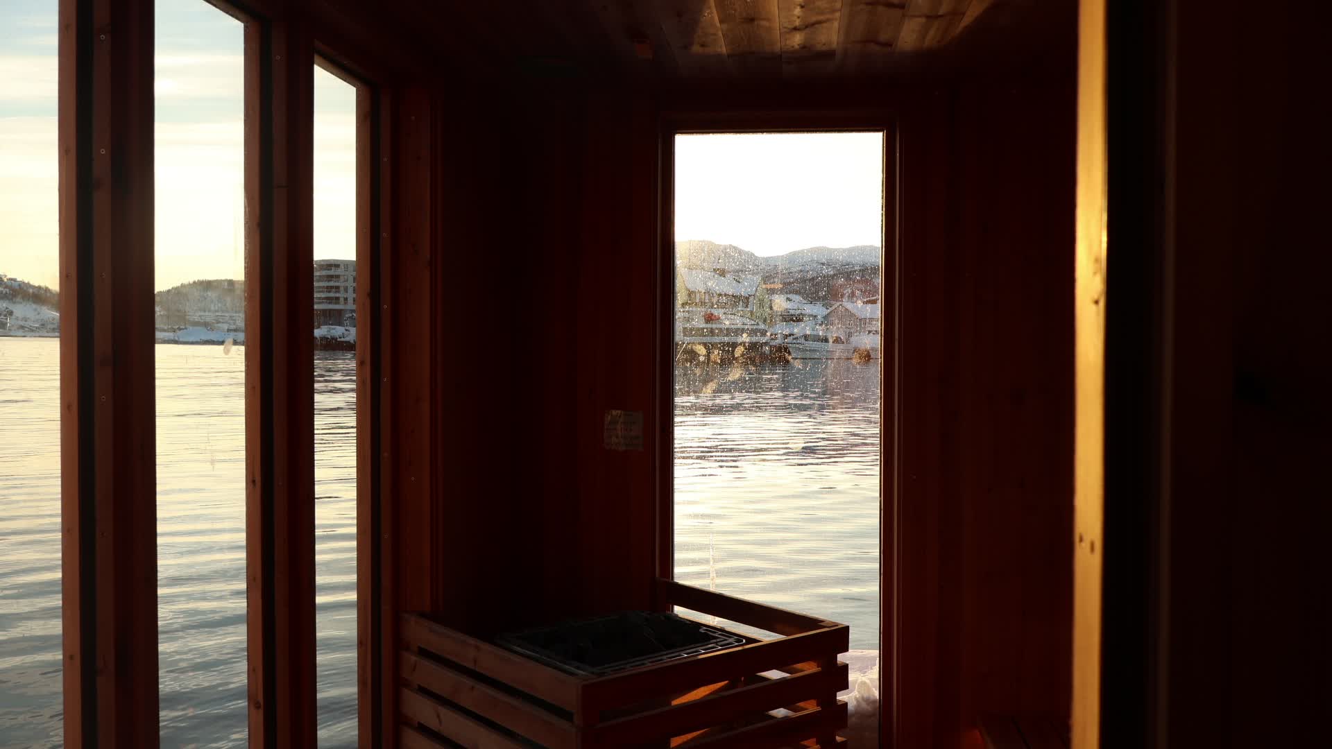 Innsiden av badstuen med utsikt over fjorden