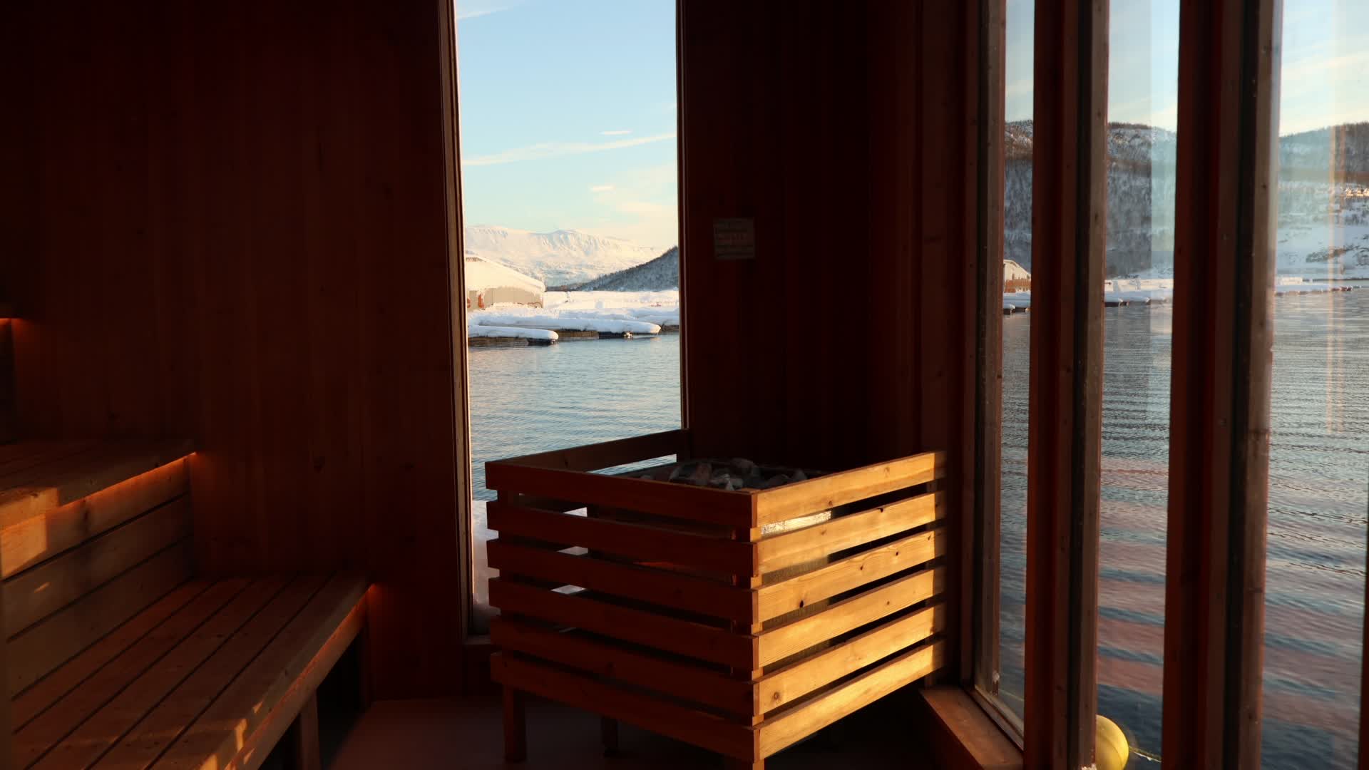 Badstuovn med fjordutsikt gjennom glassveggen
